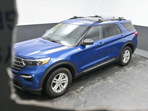 Used 2022 Ford Explorer XLT w/ Equipment Group 202A AWD/4WD image 30