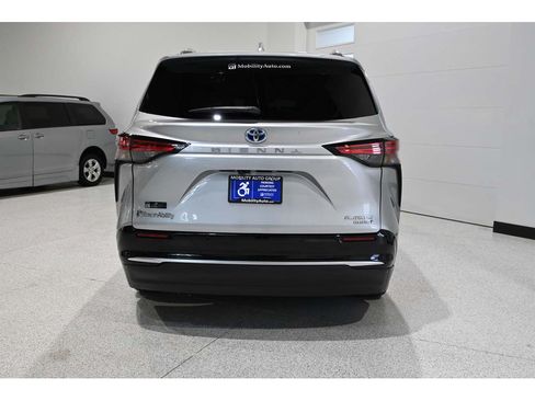 Used 2024 Toyota Sienna Platinum FWD image 7