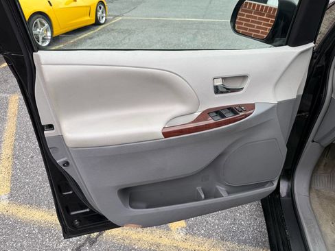 Used 2014 Toyota Sienna XLE image 9