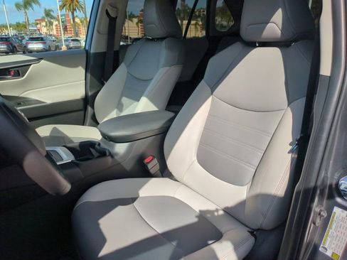 Used 2022 Toyota RAV4 XLE Premium image 11