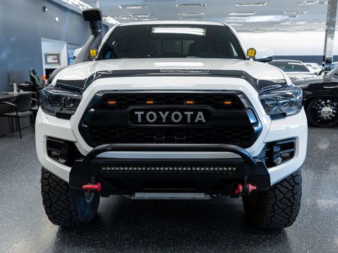 Used 2017 Toyota Tacoma TRD Off-Road AWD/4WD image 2