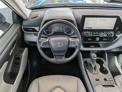 Used 2023 Toyota Highlander XLE FWD image 30