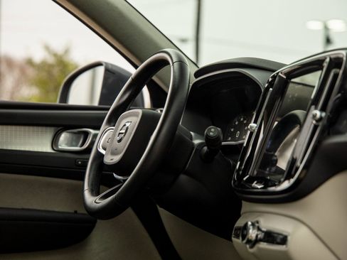 Used 2021 Volvo XC40 T5 Momentum w/ Protection Package Premier image 40