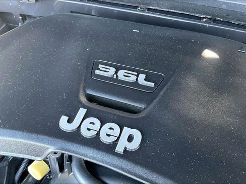 Used 2018 Jeep Wrangler Unlimited Sahara w/ Uconnect 4C Nav & Sound Group AWD/4WD image 32