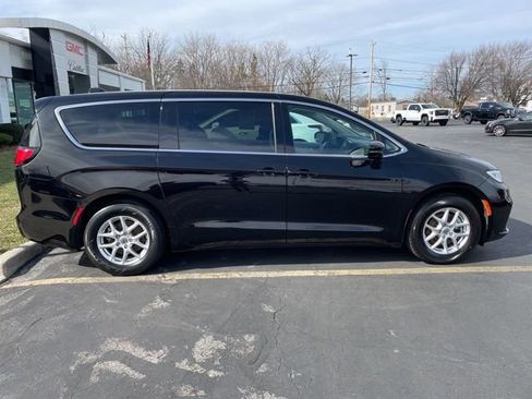 Used 2024 Chrysler Pacifica Touring-L image 10