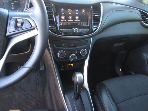 Used 2020 Chevrolet Trax LT w/ Driver Confidence Package image 17