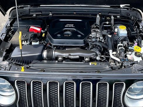 Used 2018 Jeep Wrangler Unlimited Sahara AWD/4WD image 39