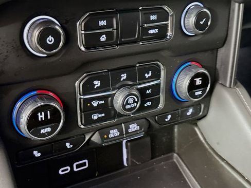 Used 2023 Chevrolet Suburban LT w/ Luxury Package image 17