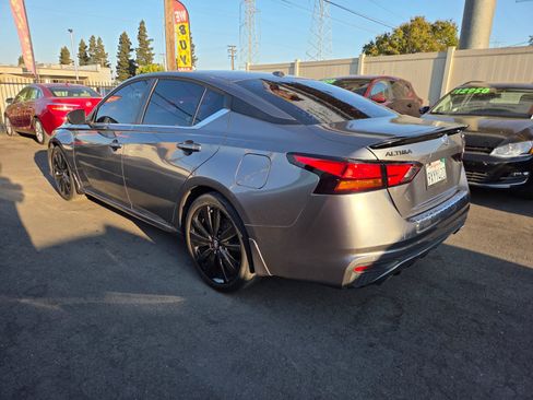 Used 2022 Nissan Altima 2.5 SR w/ Midnight Edition Package FWD image 2