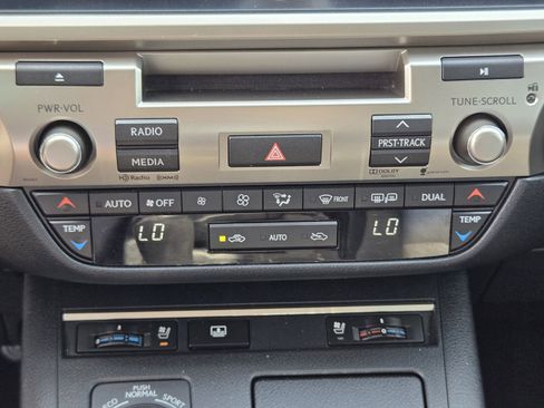 Used 2014 Lexus ES 300h w/ Luxury Package w/Bamboo Trim FWD image 17