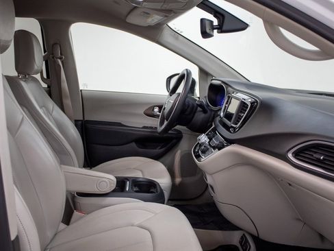 Used 2021 Chrysler Voyager Lxi image 13