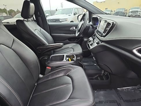 Used 2025 Chrysler Pacifica Select image 11
