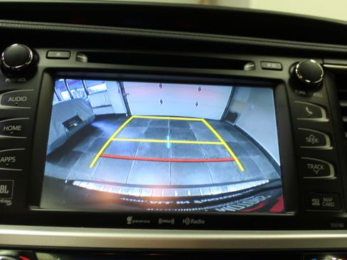 Used 2017 Toyota Highlander Limited Platinum image 16