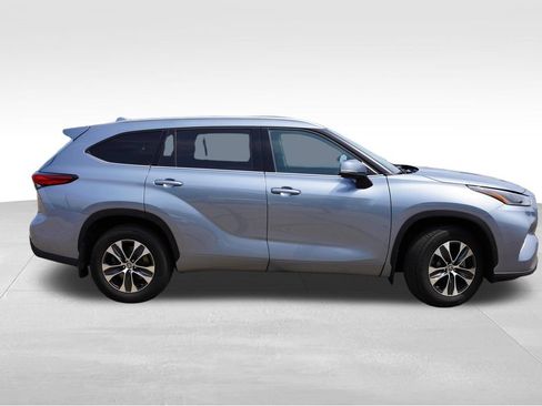 Used 2021 Toyota Highlander XLE AWD/4WD image 3