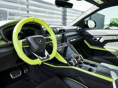 Used 2022 Lamborghini Urus AWD/4WD image 2