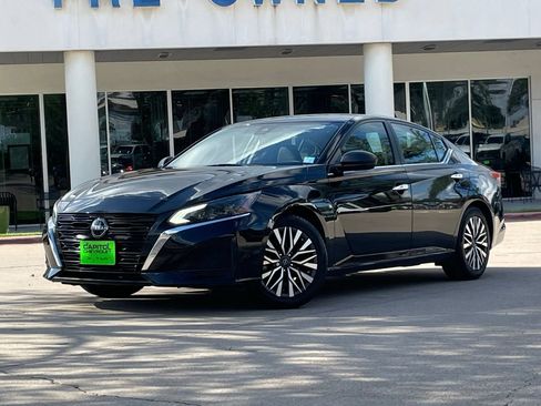 Used 2024 Nissan Altima 2.5 SV FWD image 2