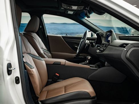 Certified 2025 Lexus ES 300h w/ Luxury Package image 24