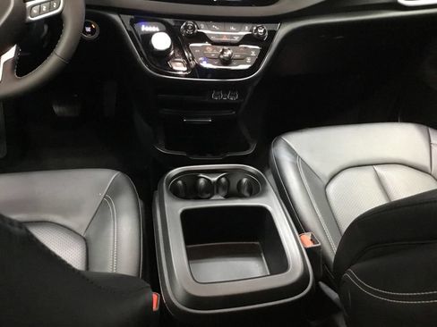 Used 2025 Chrysler Pacifica Select FWD image 29