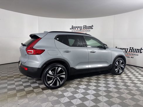 Used 2024 Volvo XC40 B5 Ultimate w/ Protection Package Premier image 5