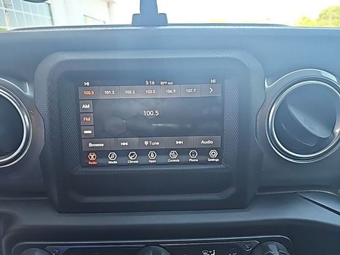 Used 2019 Jeep Wrangler Unlimited Sahara w/ Cold Weather Group AWD/4WD image 16
