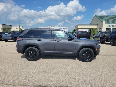 New 2025 Jeep Grand Cherokee Altitude image 22