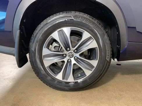 Used 2023 Toyota Highlander XLE AWD/4WD image 45