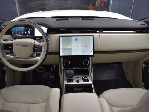 Used 2023 Land Rover Range Rover Long Wheelbase SE image 13