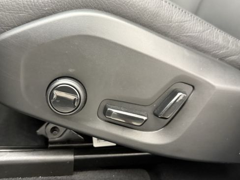 Certified 2025 Volvo XC60 B5 Plus AWD/4WD image 28