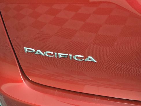 Used 2024 Chrysler Pacifica Touring-L image 14