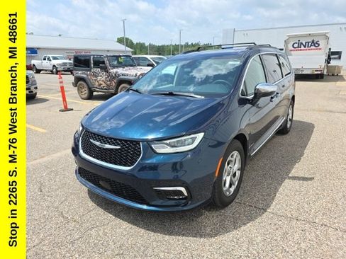 Used 2023 Chrysler Pacifica Limited FWD image 4