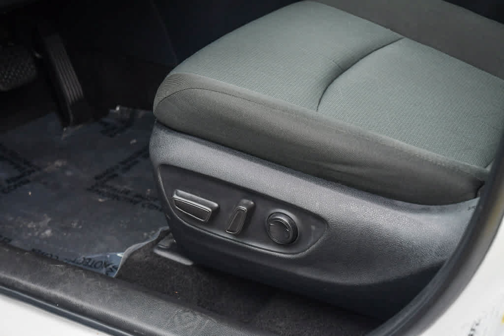 Used 2025 Toyota RAV4 XLE AWD/4WD image 28