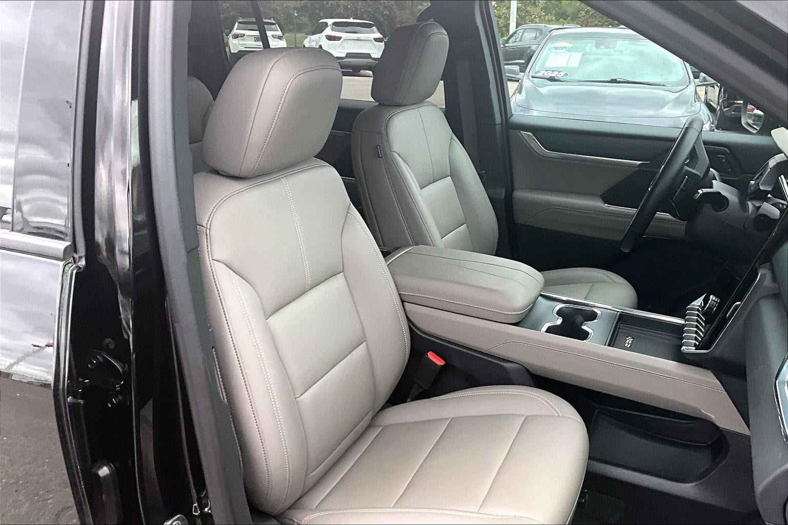 Used 2026 GMC Acadia Elevation w/ Elevation Premium Package FWD image 7