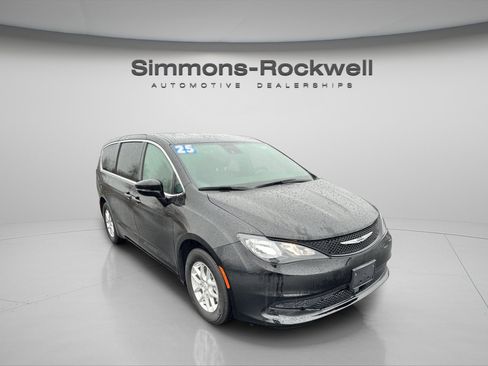 Used 2025 Chrysler Voyager LX image 3