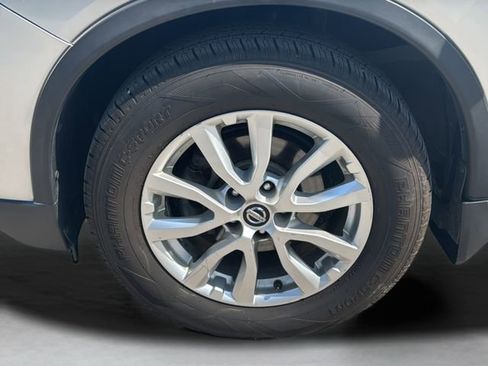 Used 2018 Nissan Rogue SV w/ Premium Package FWD image 9