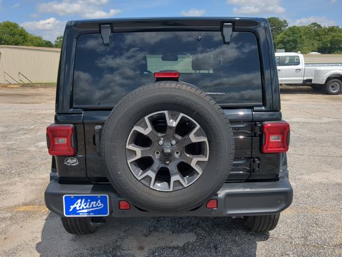 Used 2024 Jeep Wrangler Unlimited Sahara w/ Technology Group AWD/4WD image 4