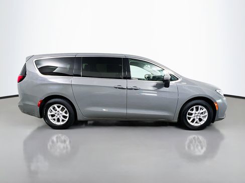 Used 2023 Chrysler Pacifica Touring-L FWD image 3