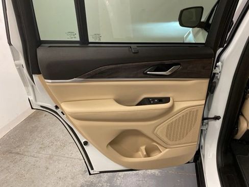 Used 2025 Jeep Grand Cherokee Limited w/ Luxury Tech Group II image 29