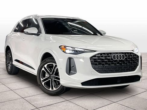 Certified 2025 Audi Q5 Premium w/ Convenience Package image 2