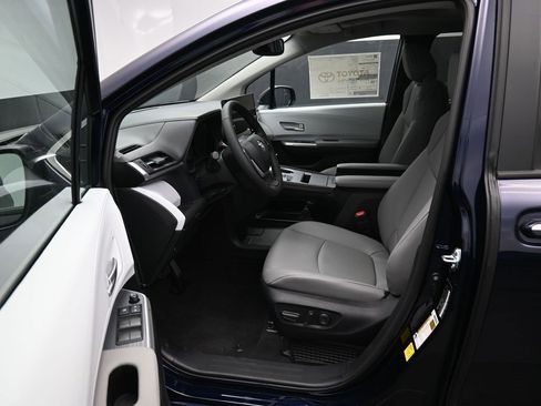 New 2026 Toyota Sienna XLE image 9