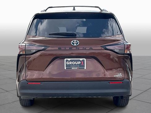Used 2024 Toyota Sienna LE image 5