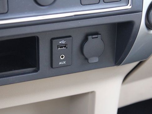 Used 2017 Nissan Titan SV image 36