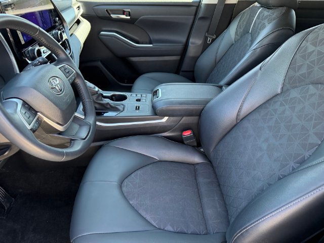 Used 2024 Toyota Highlander XLE FWD image 9