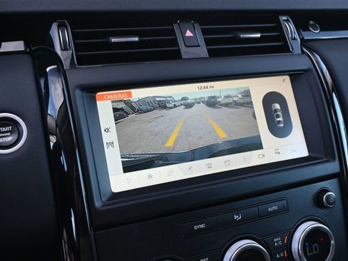 Used 2018 Land Rover Discovery SE image 14