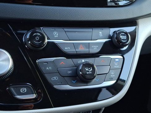 Used 2023 Chrysler Voyager LX image 16