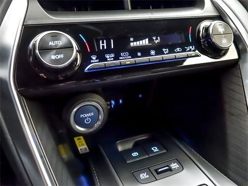 Certified 2022 Toyota Venza XLE image 18