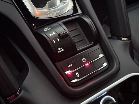 Used 2018 Porsche Cayenne S AWD/4WD image 36