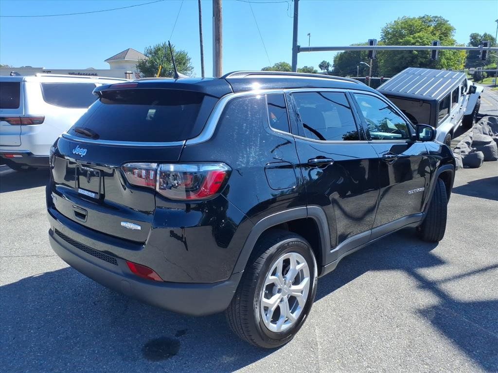 Used 2024 Jeep Compass Latitude AWD/4WD image 4