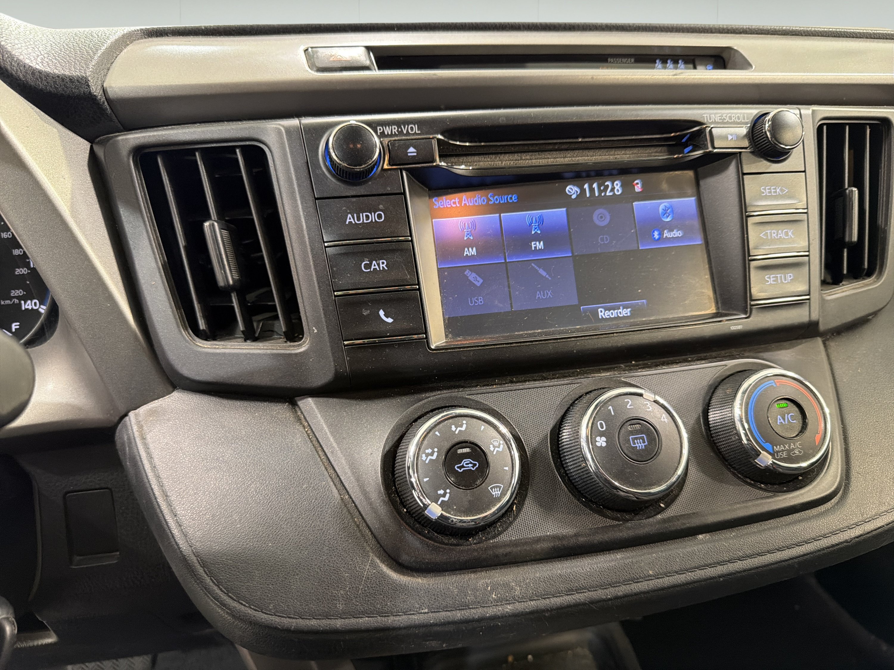 Used 2018 Toyota RAV4 LE FWD image 17