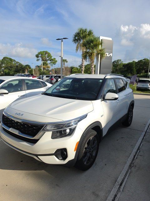 Used 2023 Kia Seltos S w/ Navigation Package AWD/4WD image 1