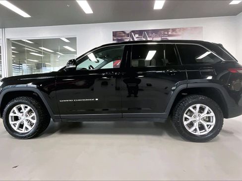 Used 2022 Jeep Grand Cherokee Limited image 3